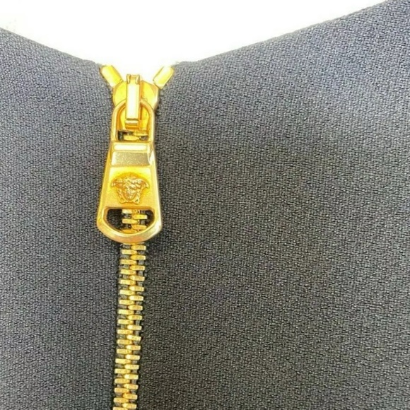 🖤💛 VERSACE Logo Baroque Safety Pin Shift Dress - Picture 8 of 13